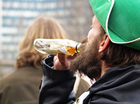 Число россиян, пьющих спиртное, растет, показал опрос - «Новости Медицины»