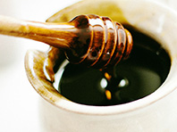 Эксперимент: мед убирает "простуду" с губ не хуже специальных мазей - «Новости Медицины»
