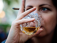 Курение и алкоголь приводят к ускоренному старению мозга - «Новости Медицины»