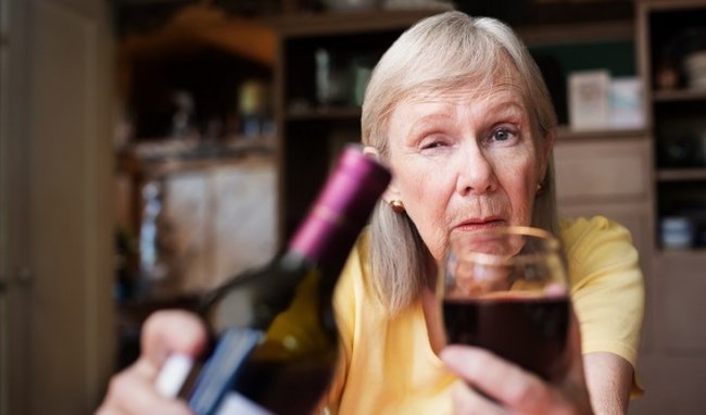 Чем опасен алкоголь в старости? - «Новости Медицины»