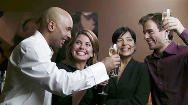 Хотите меньше выпивать - общайтесь с оптимистами - «Новости Медицины»