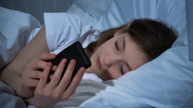 Мобильный на ночь лучше выключать - «Новости Медицины»