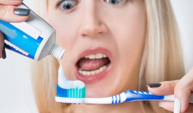 Стоматологи рассказали о вреде отбеливающей зубной пасты - «Новости Медицины»