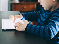 Мировые эксперты рассказали, можно ли детям пользоваться планшетами на самом деле - «Новости Медицины»
