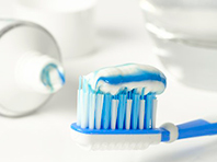 Необычные зубные пасты способствуют разрушению зубов - «Новости Медицины»