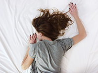 Неврологи поняли, что вызывает у человека желание спать - «Новости Медицины»