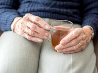 Неврологи рекомендуют регулярно пить чай пожилым людям - «Новости Медицины»