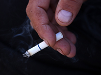 Пристрастие к табаку угрожает слепотой, предупреждают ученые - «Новости Медицины»