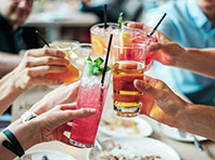 Специалисты напоминают: пить спиртное в жару опасно - «Новости Медицины»