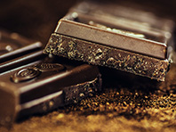 Темный шоколад улучшает настроение и убирает симптомы депрессии - «Новости Медицины»
