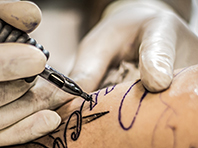 Ученые разгадали загадку аллергических реакций на татуировки - «Новости Медицины»