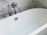 Вечерний прием ванны способен заменить прием снотворных - «Новости Медицины»