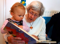 Внуки могут спасти пожилых людей от социальной изоляции и деменции - «Новости Медицины»