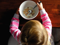Врачи: детям и подросткам ни в коем случае нельзя пропускать завтрак - «Новости Медицины»