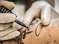 Врачи предупреждают: татуировка вкупе с отказом от лекарств может закончиться инсультом - «Новости Медицины»