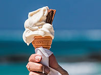 Врачи советуют аккуратно есть мороженое в жару - «Новости Медицины»