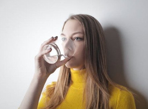Гастроэнтеролог Вялов: питье воды по утрам не всегда бывает полезным - «Гастроэнтерология»