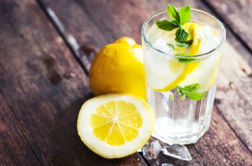 Полезно ли пить воду с лимоном по утрам? Ответили в Роспотребнадзоре - «Новости Медицины»