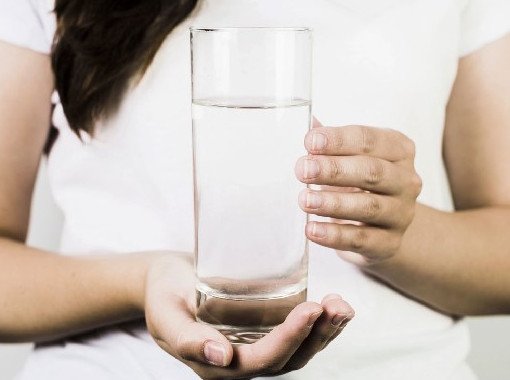 Немецкие медики выяснили, как влияет на здоровье стакан воды натощак - «Гастроэнтерология»