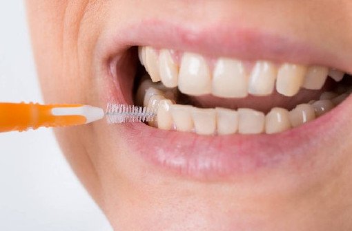 Стоматолог рекомендовал чистить язык минимум дважды в день для профилактики кариеса - «Стоматология»