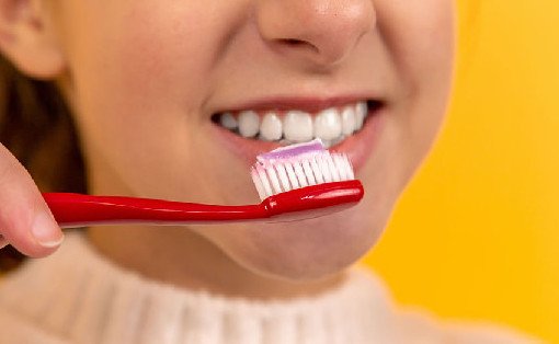 Cтоматолог рассказала, почему нельзя чистить зубы в душе - «Стоматология»