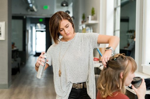 Даже парикмахеры и продавцы: самые опасные женские профессии, которые могут провоцировать рак - «Онкология»