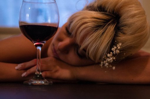 Нарколог Клименко: алкоголь повышает риск развития рака груди, врач Андреева рассказала о воздействии на сердце, мозг - «Онкология»