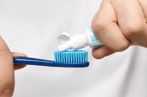Стоматолог Раевская: зубную пасту с триклозаном лучше не покупать - «Стоматология»