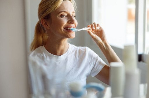 Стоматолог Золотницкий объяснил, зачем чистить зубы до завтрака - «Стоматология»
