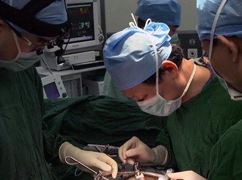 Пациент, которому удалили пять позвонков, снова может ходить - «Хирургия»