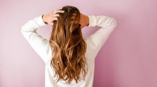 Дерматологи подсказали, как сохранить здоровый вид волос в осеннюю непогоду - «Дерматология»
