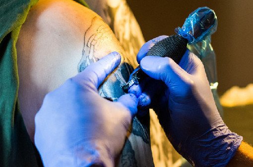 Ученые нашли связь между татуировками и онкологией - «Онкология»